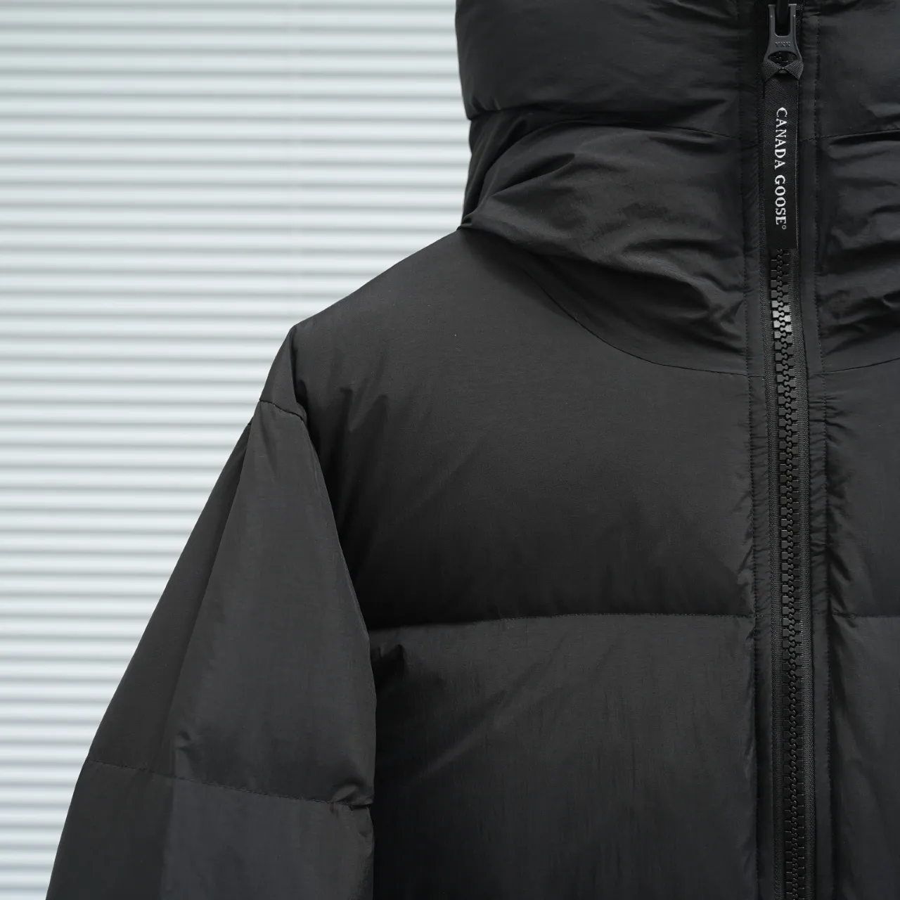 P940 Canada Goose Lawrence Down Jacket The Lawrence Down Jacket provides essential protection for everyday adventures and is made from sustainable Enduraluxe fabric with a durable soft touch. It features a quilted body, an adjustable down hood and a longer hem. Adjustable, down-filled, communicated hood. Two-way center front zipper increases range of motion and ventilation. The chin-protecting suede knit stand-up collar is soft and extra-comfortable. Inset rib-knit cuffs for added comfort and locked in heat. CORDURAD piping at the cuffs hem and reflective double-stripe grip tape at the back. Internal shoulder strap Color: black with red label black with black label azure blue Size: XS-2XL